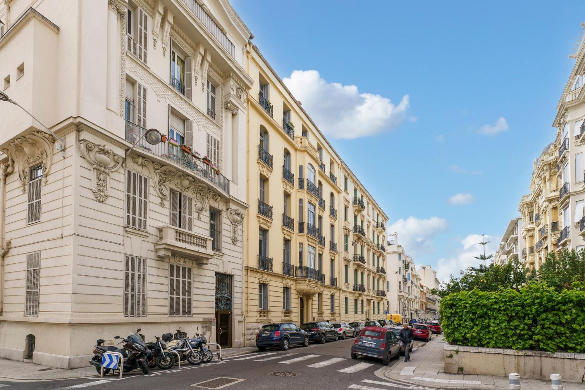 Renting - Foch - Luxury Bourgeois & Design At The Heart Of